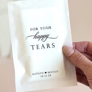 Puede incluir: Bolsas de papel blanco con el texto "For Your Happy Tears" y los nombres "Katelyn & Bentley" y la fecha "10.15.28".
