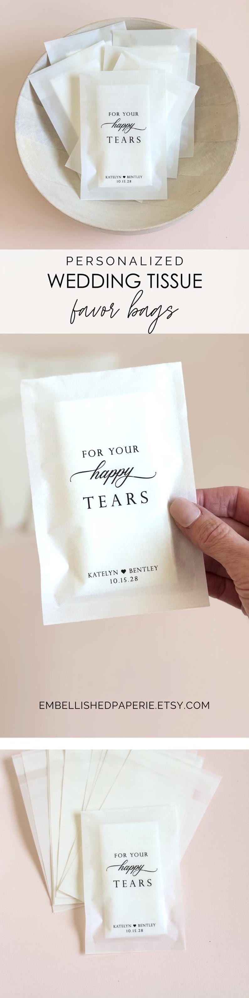 Puede incluir: Bolsas de papel blanco con el texto "For Your Happy Tears" y los nombres "Katelyn & Bentley" y la fecha "10.15.28".