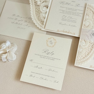Ivory Lace Wedding Invitation Elegant Gold Wedding Invite Laser cut Handmade Wedding Card Vintage Glam Wedding Invitation Botanical Monogram imagem 4
