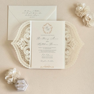 Ivory Lace Wedding Invitation Elegant Gold Wedding Invite Laser cut Handmade Wedding Card Vintage Glam Wedding Invitation Botanical Monogram imagem 3