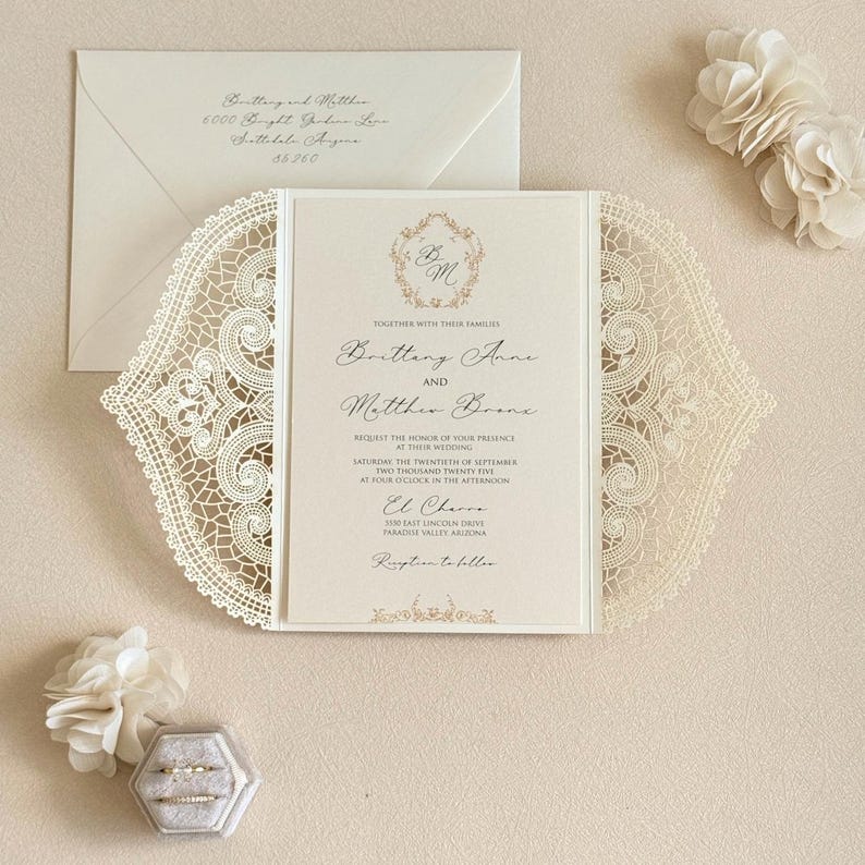Ivory Lace Wedding Invitation Elegant Gold Wedding Invite Laser cut Handmade Wedding Card Vintage Glam Wedding Invitation Botanical Monogram imagem 3