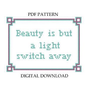 以下が含まれることがあります： 長方形の枠の中に「Beauty is but a light switch away」という文字がクロスステッチで描かれたパターン。文字と枠はティールと紫の色合いです。「PDF PATTERN」と「DIGITAL DOWNLOAD」の文字がデザインの上と下にあります。