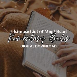 Puede incluir: Un libro abierto con el texto "Ultimate List of Must Read Romantasy Books DIGITAL DOWNLOAD" es sostenido por una persona. El libro está sobre una manta marrón. Se ve un anillo en el dedo de la persona.