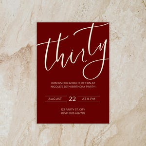 Pode incluir: Um cartão de convite bordô com a palavra "thirty" em elegante escrita cursiva. O cartão inclui detalhes para a festa de aniversário de 30 anos de Nicole, incluindo data, hora e local. O fundo é marmorizado.