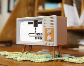 Retro TV Business Card Holder – 3D Printed Desk Accessory for Office or Studio
