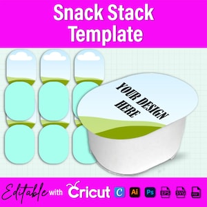 Op de afbeelding: Een printbare sjabloon voor snack-stack labels. De sjabloon heeft een blauwe lucht met witte wolken, groen gras en de tekst "YOUR DESIGN HERE".