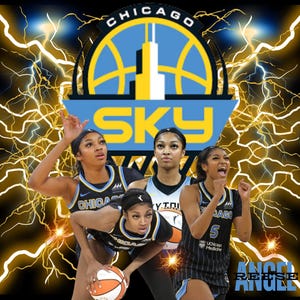 Puede incluir: Cuatro jugadoras de baloncesto femeninas vistiendo uniformes negros y azules con el logotipo de Chicago Sky. Las jugadoras están posando en una toma de acción dinámica con un balón de baloncesto en primer plano. El fondo presenta una imagen estilizada del logotipo de Chicago Sky con rayos.