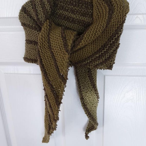 Foulard asymétrique vert mousse lignes diagonales