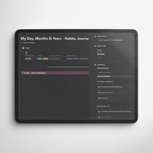 Może przedstawiać: Ekran tabletu w ciemnoszarym kolorze wyświetlający cyfrową aplikację planistyczną z tytułem "My Day, Months & Years - Habits, Journal". Aplikacja zawiera sekcje dla codziennych zadań, nawyków i refleksji.