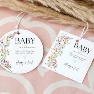 Baby in Bloom のサンキュータグテンプレート ワイルドフラワー ベビーシャワーラベル ボヘミアンフローラル ギフトタグ 編集可能 印刷可能 春の花柄タグ