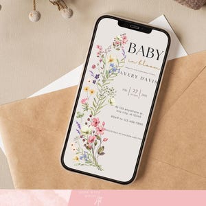 Puede incluir: Una invitaci&oacute;n digital para un baby shower con un dise&ntilde;o floral. El texto dice "Baby in Bloom Avery Davis Vie 27 Ene en 123 anywhere st any city, st 12345 RSVP al 123-456-7890 Dise&ntilde;ado en Amazon y Canva"