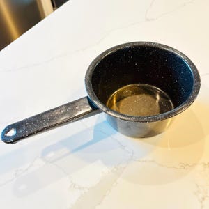Vintage svart spräcklig emaljkastrull, 6,5" smältdegel i granit med handtag