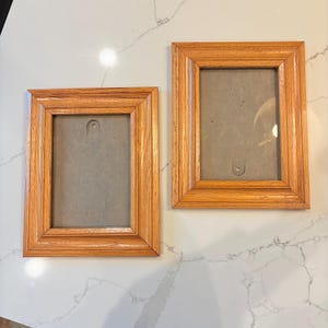 Set van twee vintage massief houten fotolijsten, warm eikenhout, voor foto's van 5" x 7".