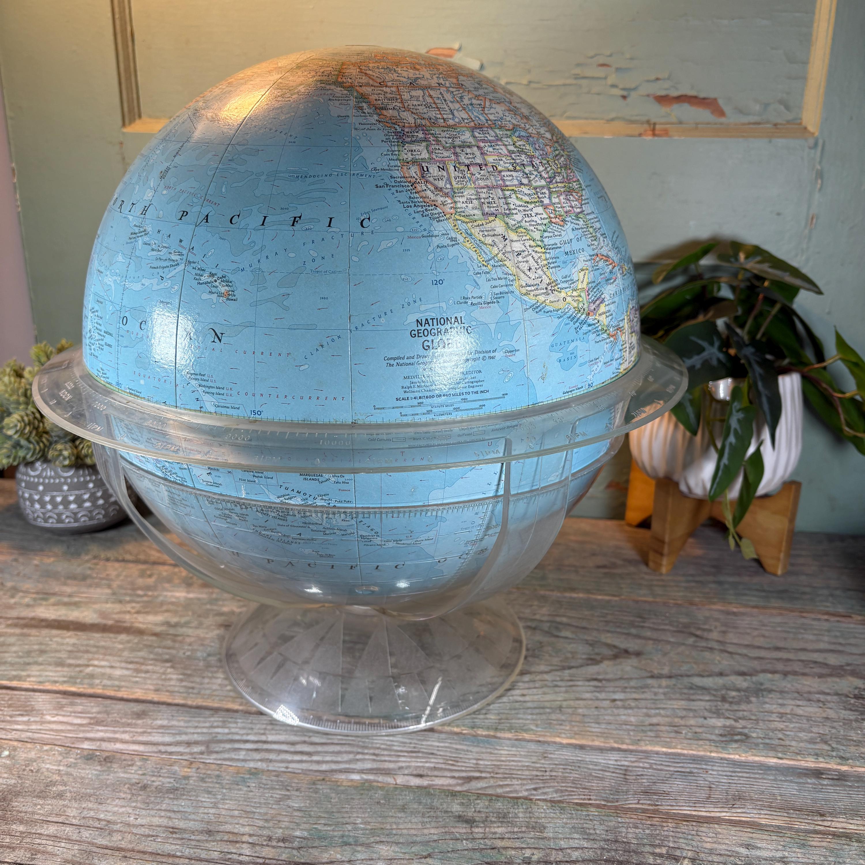 1961年ナショナルジオグラフィックの地球儀（透明なルーサイト製