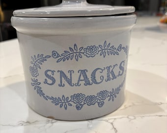 Vintage aardewerk 'SNACKS'-kruik met deksel: lichtgrijs glazuur, blauw ontwerp