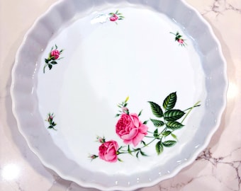 Fuente para tartas, flaneras y utensilios de repostería de cerámica vintage de Christineholm, con diseño de rosas.