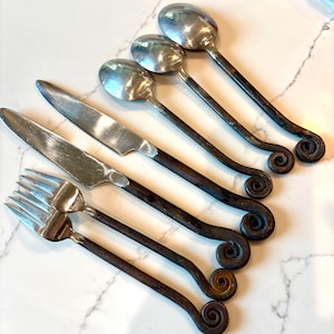 Juego de cubiertos de acero inoxidable Pottery Barn Fiddlehead – Mango en espiral (7 piezas)