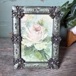 Gerahmte Vintage Postkarte, hellgrüner Metallrahmen mit perlmuttfarbenem Emaillerahmen, Juwelenakzente, Pfirsich-Rosen-Blumen-Aquarell-Illustration (1930er-40er Jahre)