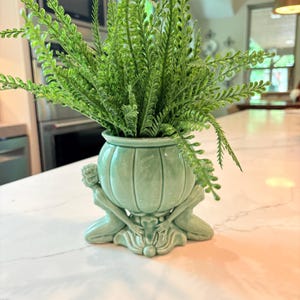 Rare vase figuratif vintage de style Art déco, Pixies et melon, Celadon Geen