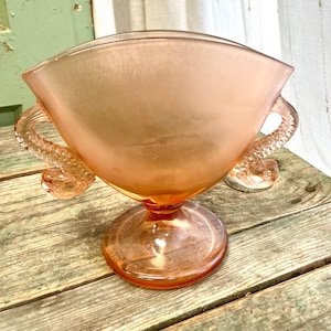 Vintage Fenton rosa skimrande glasvas: delfinhandtag, fläktvas från 1960-talet