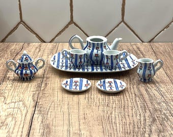 Servizio da tè in miniatura in porcellana dipinta a mano, con motivo a cuori in stile arte popolare, servizio da tè per casa delle bambole, collezione di mini servizi da tè