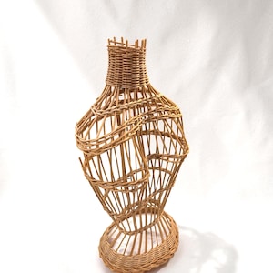Vintage rieten rotan jurk – handgeweven boho-chique paspop torso