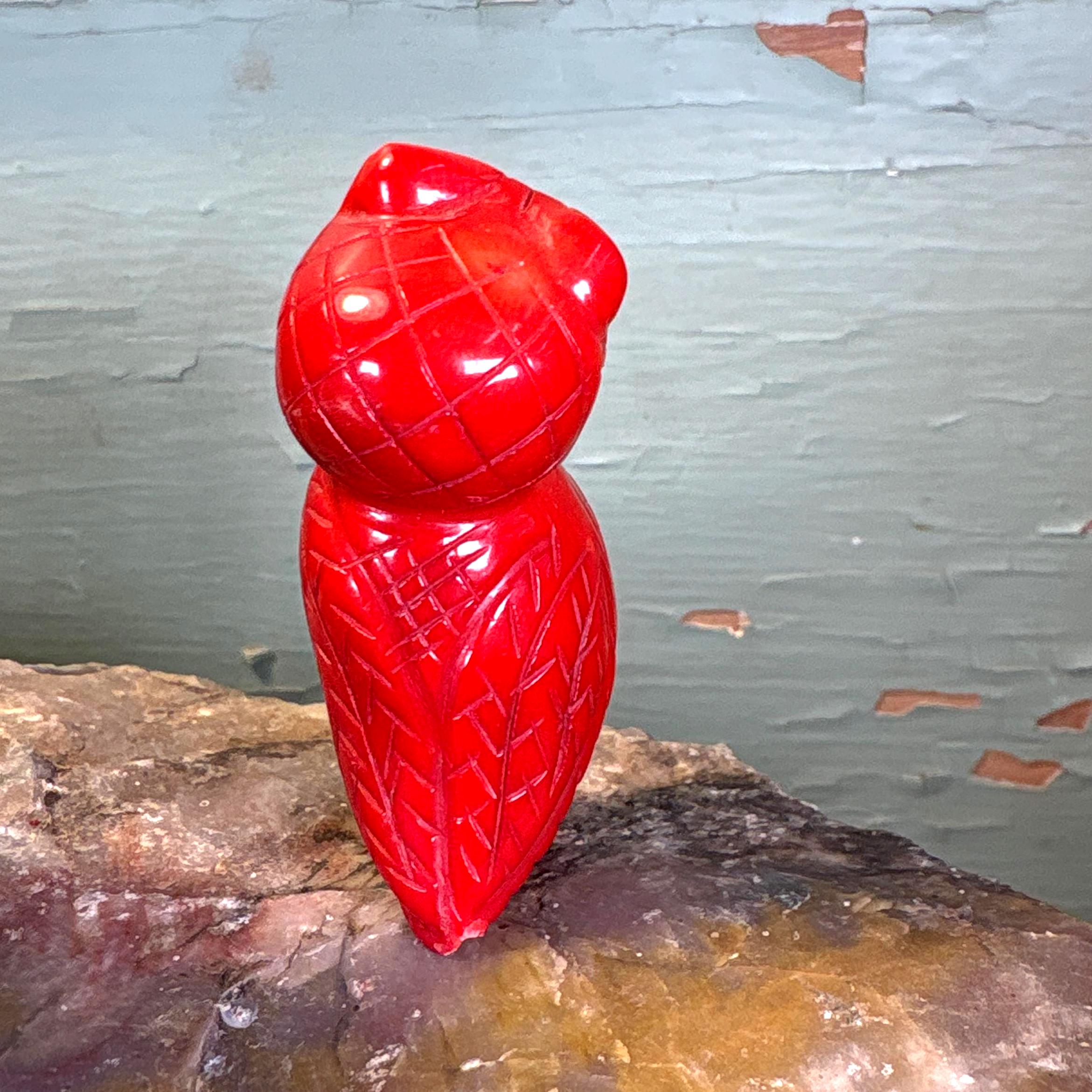 ヴィンテージの手彫りフクロウの置物：コネマラ大理石、玉髄、赤珊瑚