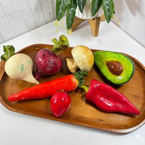 Frutta e verdura in cartapesta vintage prodotte in Messico, 7 pezzi, vintage anni '70, rapa, barbabietola, avocado, fungo, fragola, peperone, carota