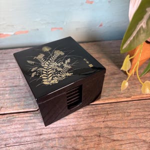 Posavasos japoneses lacados vintage de los años 60: flores negras y doradas, recuerdos de viaje