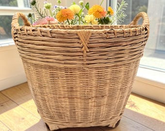 Cesta utilitaria vintage de bambú partido hecha a mano: resistente y atemporal con base de riel de bambú.