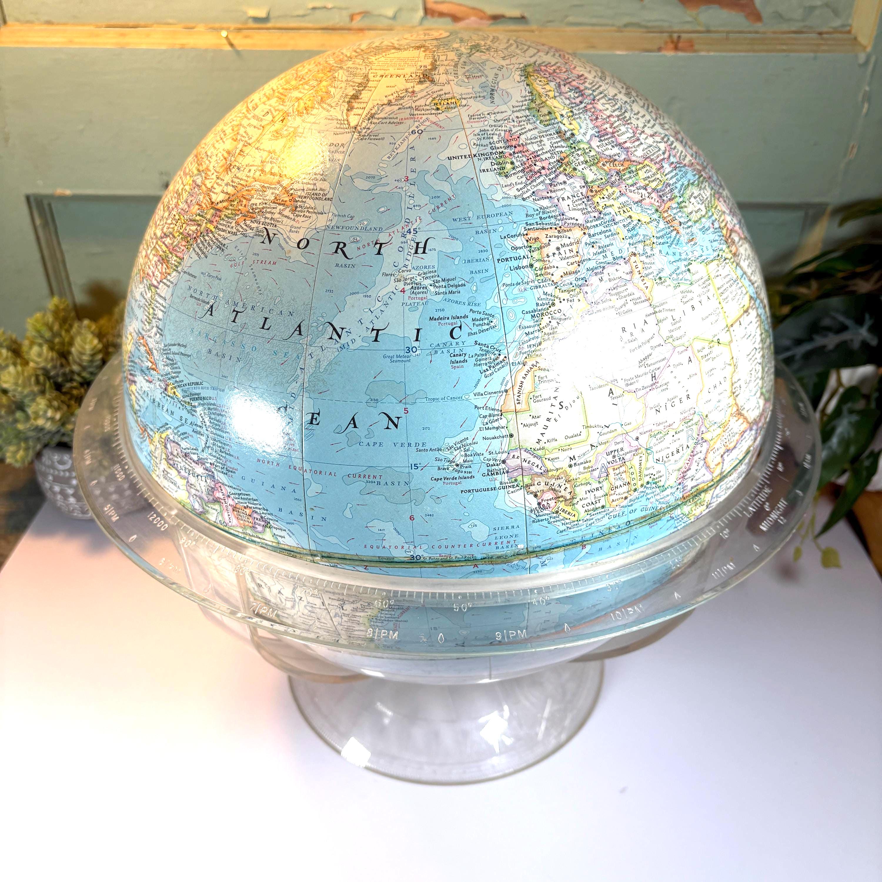 1961年ナショナルジオグラフィックの地球儀（透明なルーサイト製