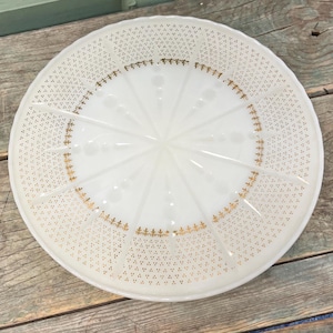 Vintage Anchor Hocking 22k Gold Fleur De Lis Milk Glass Cake Stand, Pie Pedestal, Lata 50., GWARANCJA BEZPŁATNEJ WYSYŁKI