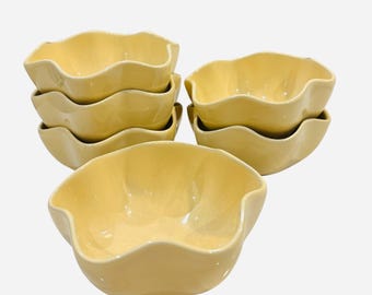 Cuencos de cerámica estriados color amarillo mantequilla de la colección Gail Pittman Hospitality, 6 unidades disponibles.