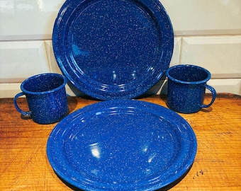 Pratos e xícaras de café vintage em esmalte azul royal salpicado (conjunto de 4 peças)