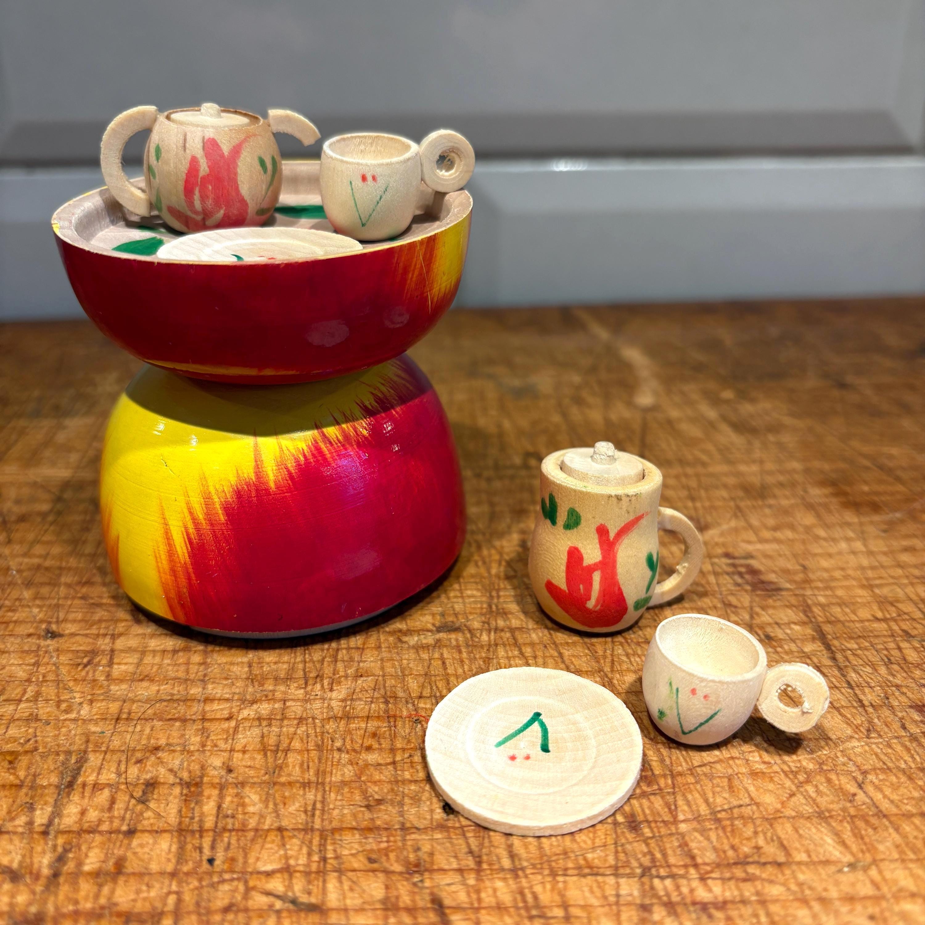 Appleヴィンテージコレクションセット Vintage Wooden Apple Box With Miniature 10 Piece Tea Set Inside