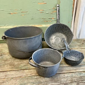 Casseroles et louches en granit gris antique : décoration de cuisine de ferme