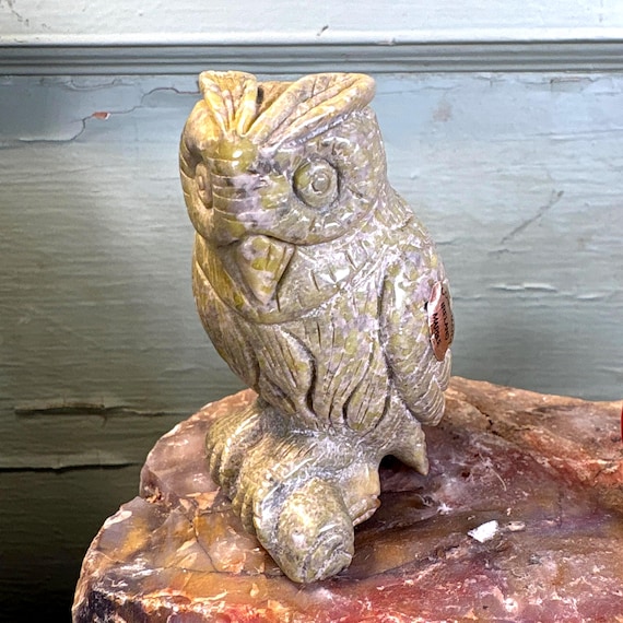 ヴィンテージの手彫りフクロウの置物：コネマラ大理石、玉髄、赤珊瑚
