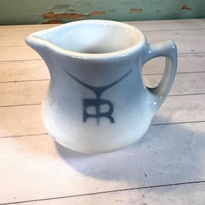 Vintage Bramlett Harry Stevens Jackson China Restaurant Ware Individual Creamer/Syrup Pitcher, for Harry M. Stevens