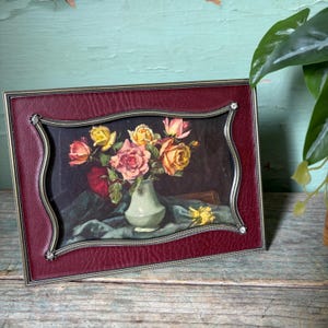 Gerahmte Vintage Postkarte, scharlachroter Kunstlederrahmen mit Juwel-Detail, gelb rosa Rosen, 1930er oder 1940er Jahre, Schreibtischrahmen, Wohndeko