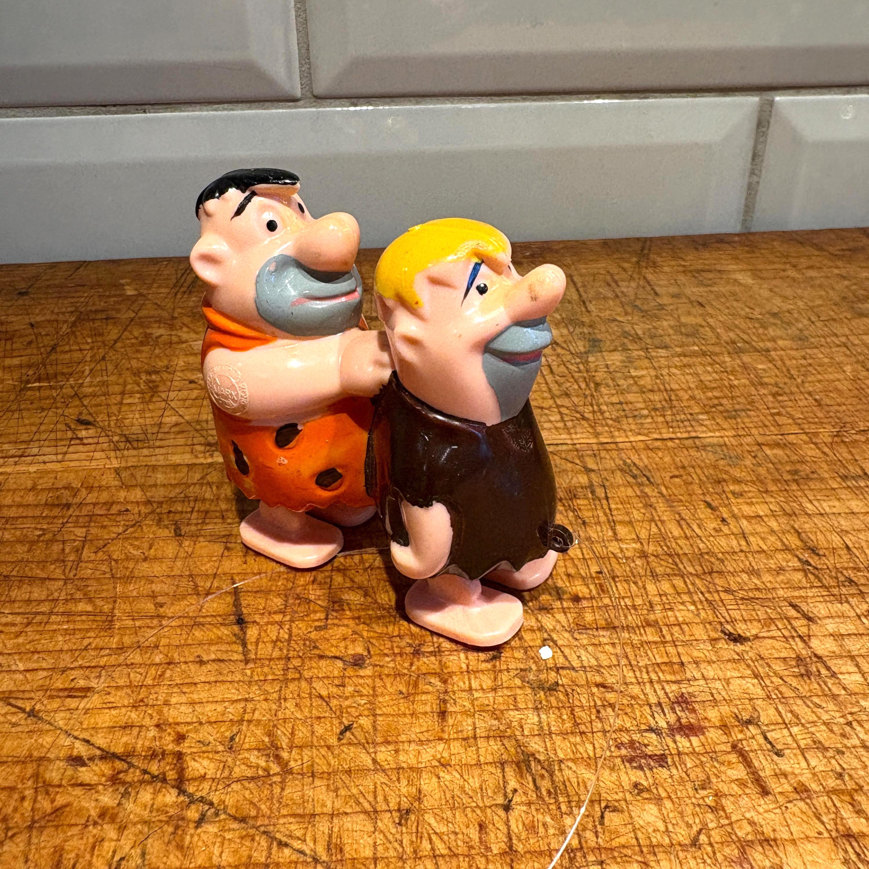 Flintstones Hundespielzeug – Kakaokiesel Plüsch Mit Quietscher, Fred & Barney Müslischachtel Nachbildung