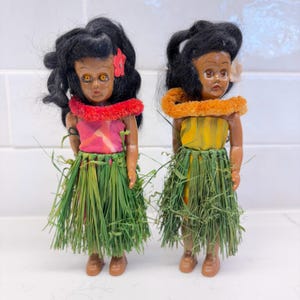 Vintage Hula Girl Doll: Hawaiian Souvenir with Grass Skirt