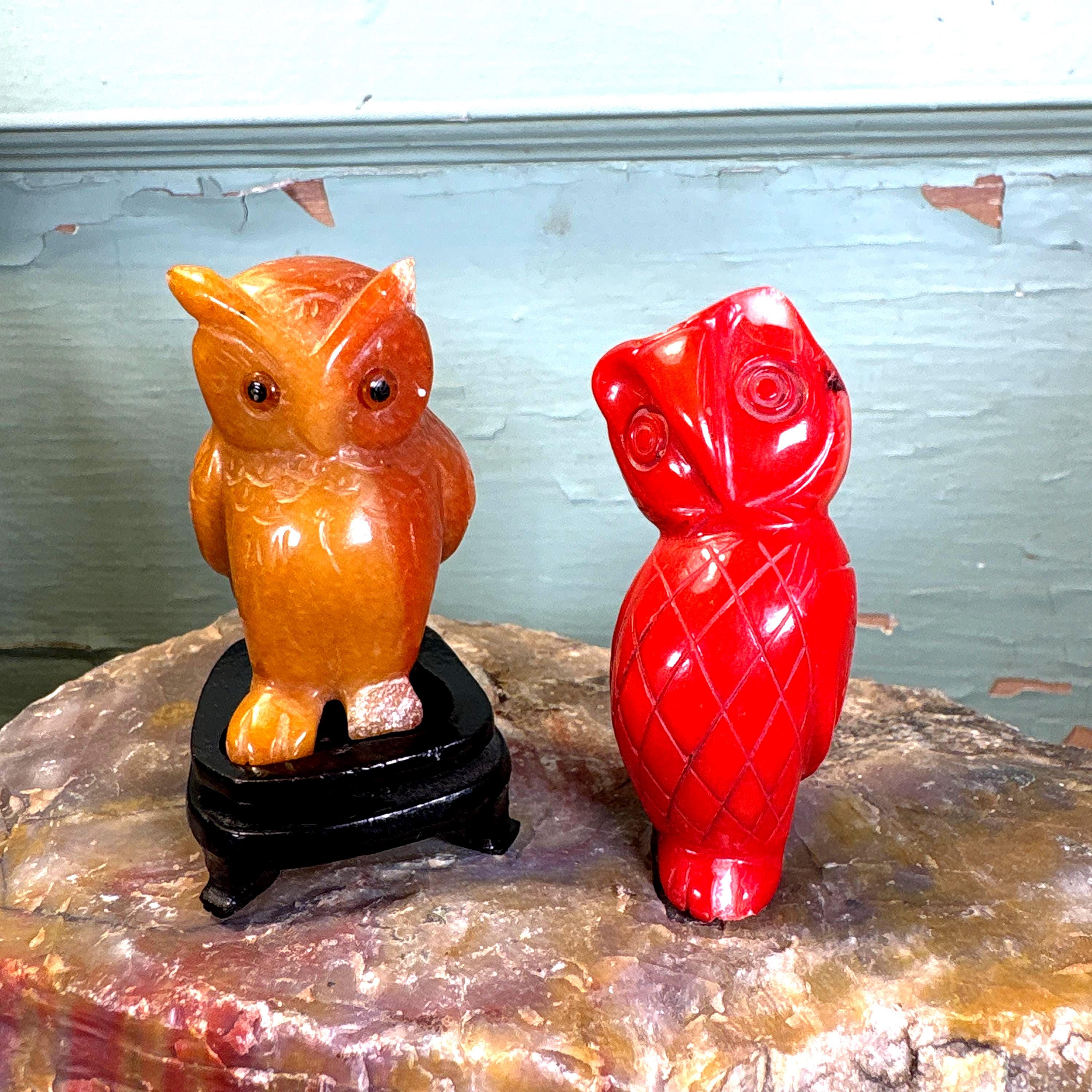 ヴィンテージの手彫りフクロウの置物：コネマラ大理石、玉髄、赤珊瑚