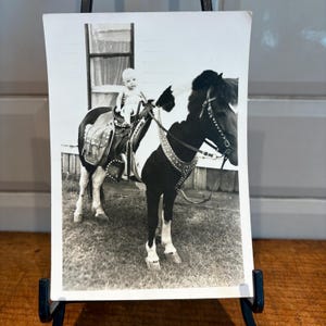 Vintage Babyfotografie, 1947, Originalfoto, Baby sitzt auf bemaltem Pony, süßes Babyfoto, 13 x 18 cm