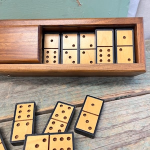 Vintage Wm F. Drueke & Sons dominostenen van hout en vinyl in notenhouten kist, cribbage bord, jaren 1970, GRATIS VERZENDINGSGARANTIE