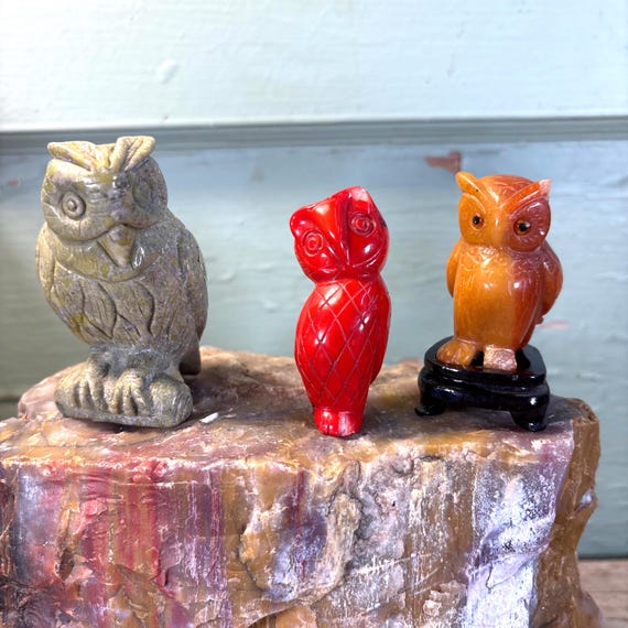ヴィンテージの手彫りフクロウの置物：コネマラ大理石、玉髄、赤珊瑚