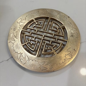 Vintage chinesischer Untersetzer aus massivem Messing, Shou-Zeichen, Symbol für langes Leben und Glück