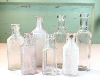 Antieke glazen flessen: doorzichtige apotheekflessen