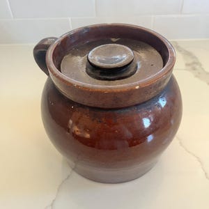 Vintage Primitive 2QT Stoneware Crock, Bean Pot With Lid and one handle, no maker mark, Brown slip glazed stoneware, Free Shipping Guarantee