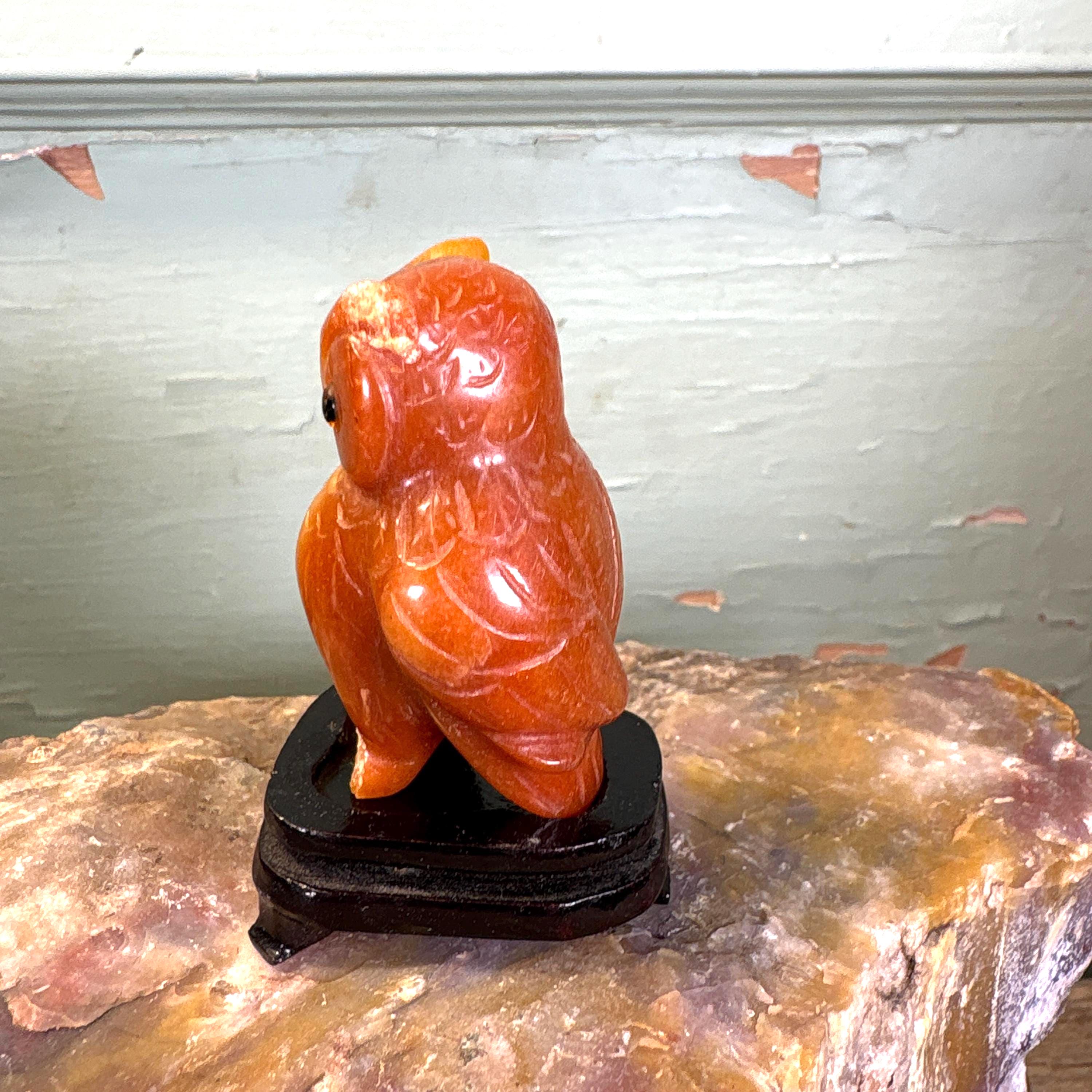 幸運　赤色フクロウの珊瑚彫刻2体セット ヴィンテージの手彫りフクロウの置物：コネマラ大理石、玉髄、赤珊瑚