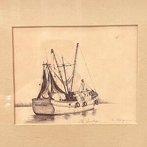 Peut inclure: Un dessin à l'encre et au stylo noir et blanc d'un bateau de pêche appelé "The Saratoga" avec le texte "Saratoga" sur le côté du bateau. Le bateau est dans l'eau et a un filet suspendu au mât. Le dessin est signé "D. Morgan".
